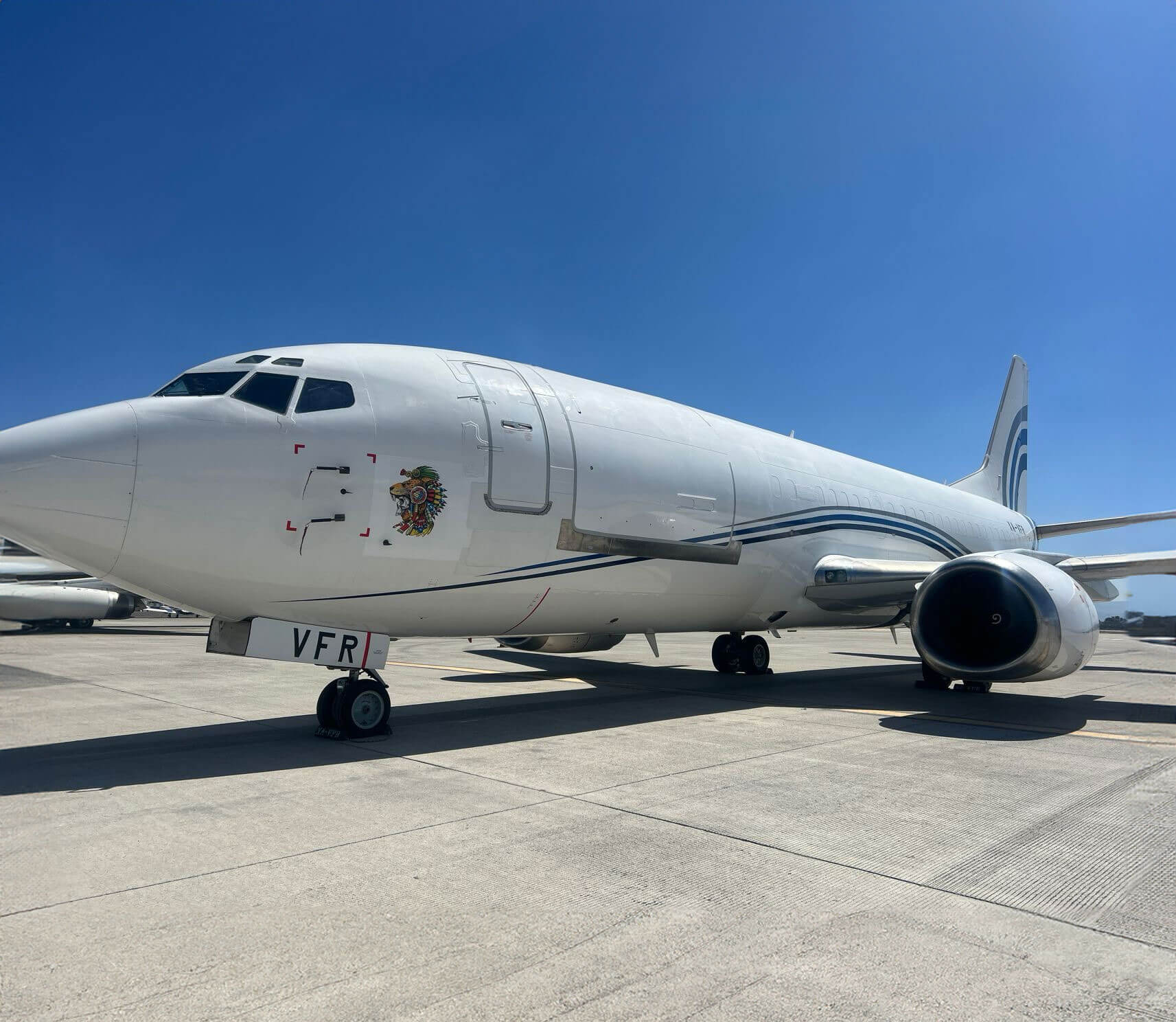 Boeing 737 - 300 SF en aeropuerto de Celaya, Guanajuato.