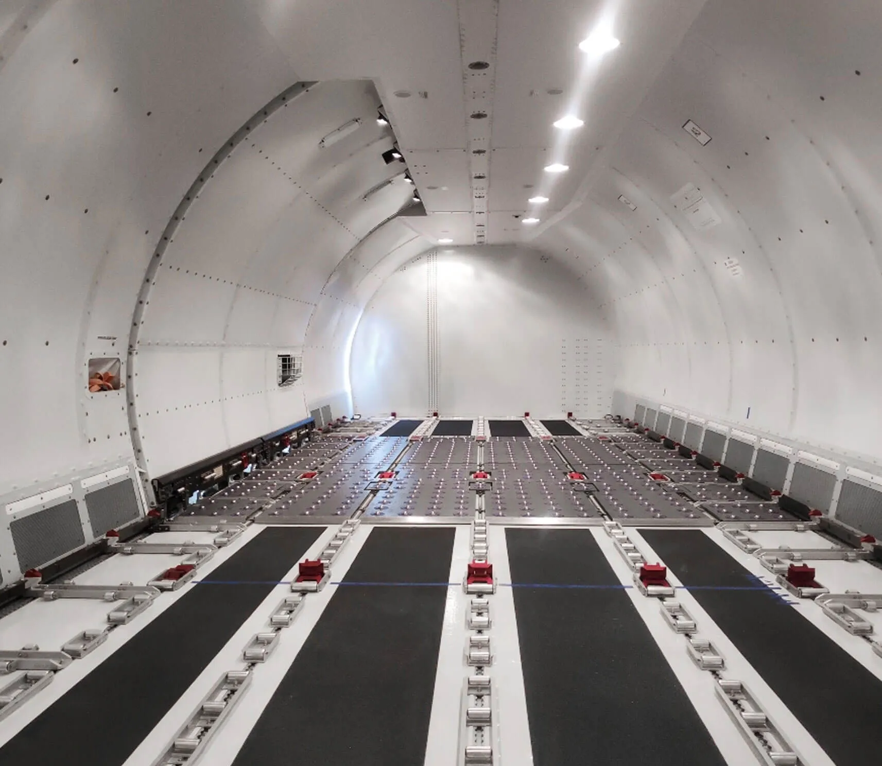 Interior de la cabina de carga de un Boeing 737 - 300 SF.