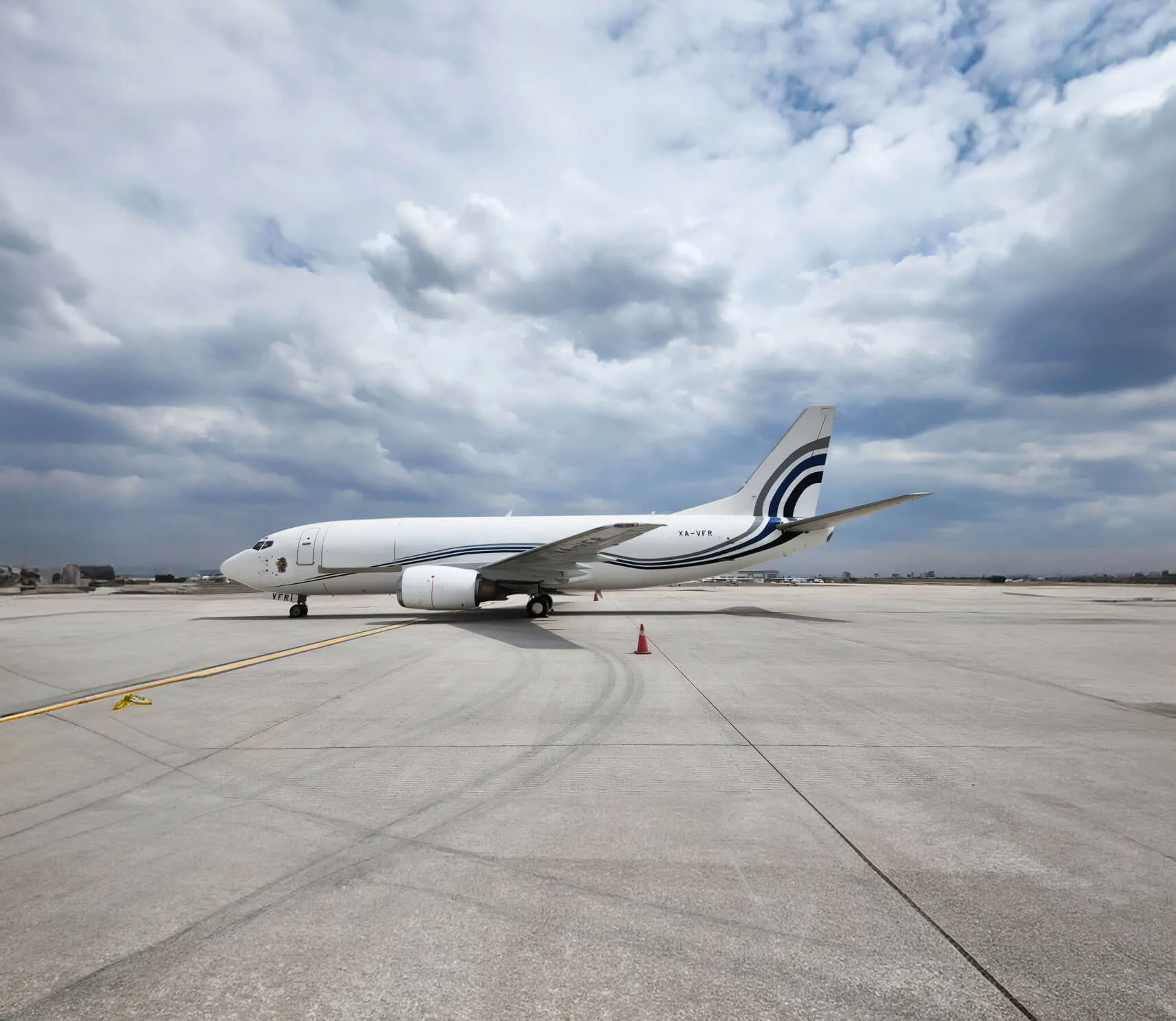 Boeing 737 - 300 SF en pista listo para el despegue.