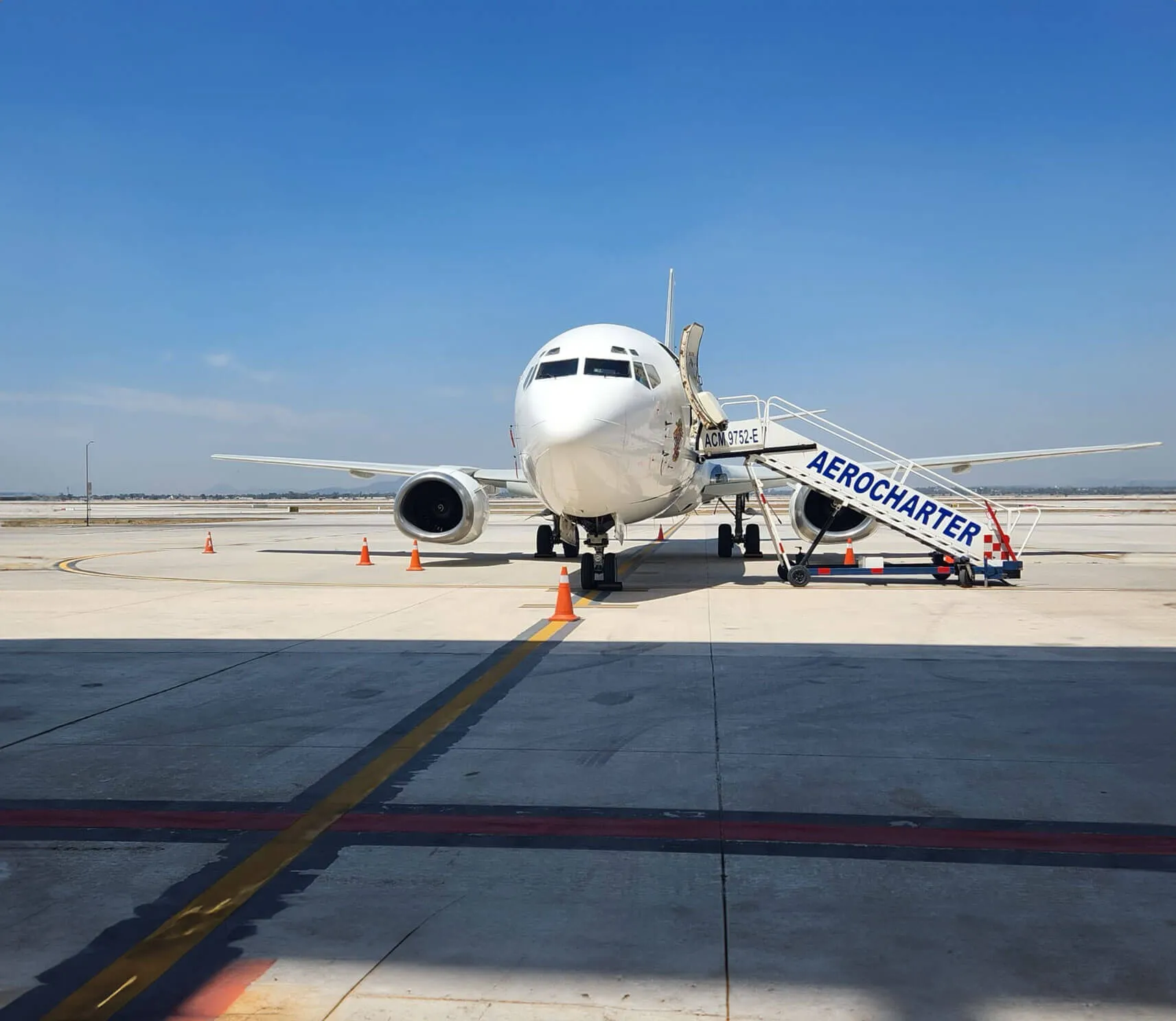 Boeing 737 - 300 SF en pista con escaleras para abordar.