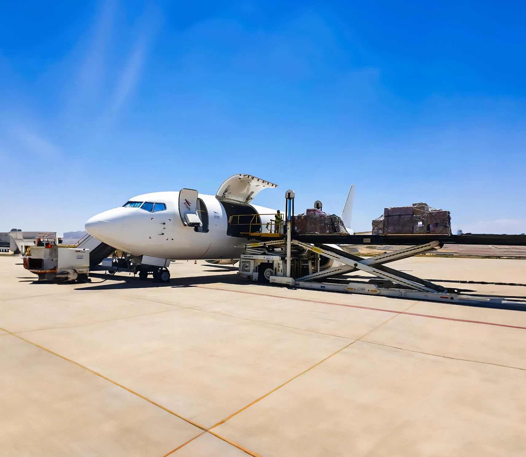 Boeing 737 - 300 SF recibiendo carga o mercancía en una cinta transportadora.