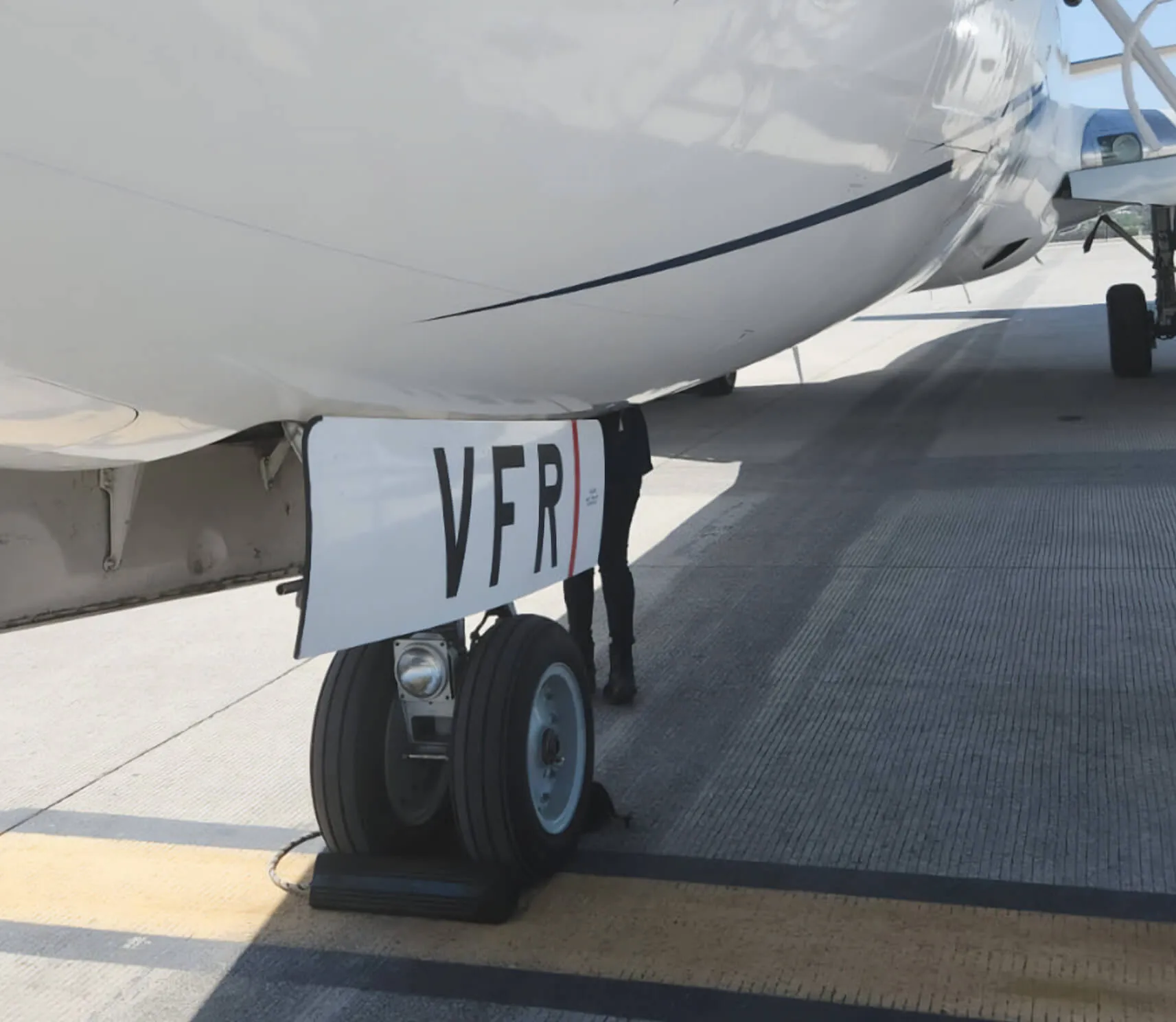 Tren de aterrizaje de un Boeing 737 - 300 SF con matricula XA-VFR.